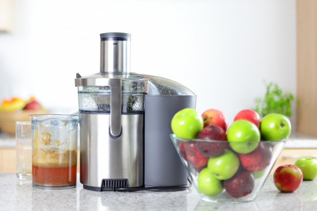bigstock-Apple-juice-on-juicer-machine--74257114